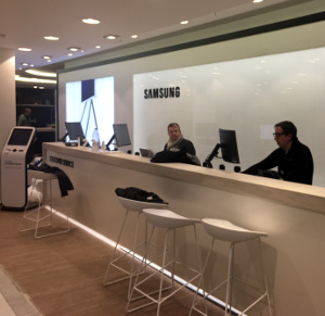 CMATIC pone en marcha el sistema de gestión de turnos en Samsung Store Callao 