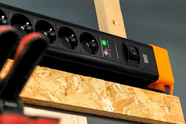 Regleta de enchufes con conexiones USB de 22 W para carga de teléfonos y tabletas